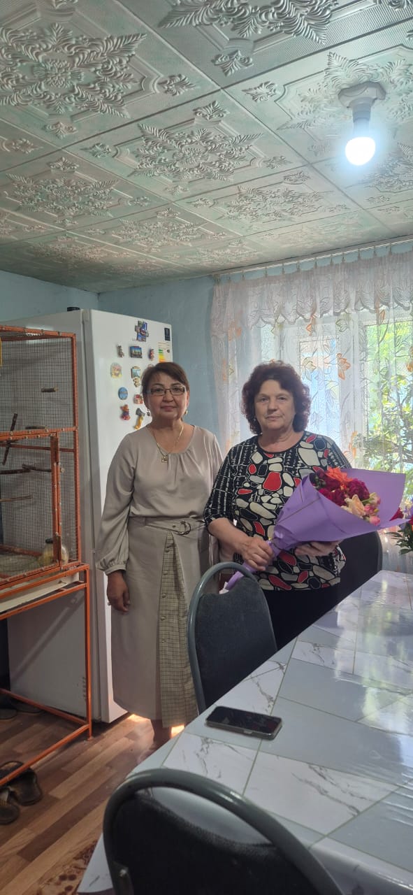 БІЛІМ САЛАСЫНЫҢ АРДАГЕРЛЕРІНЕ ҚҰРМЕТ КӨРСЕТІЛДІ.